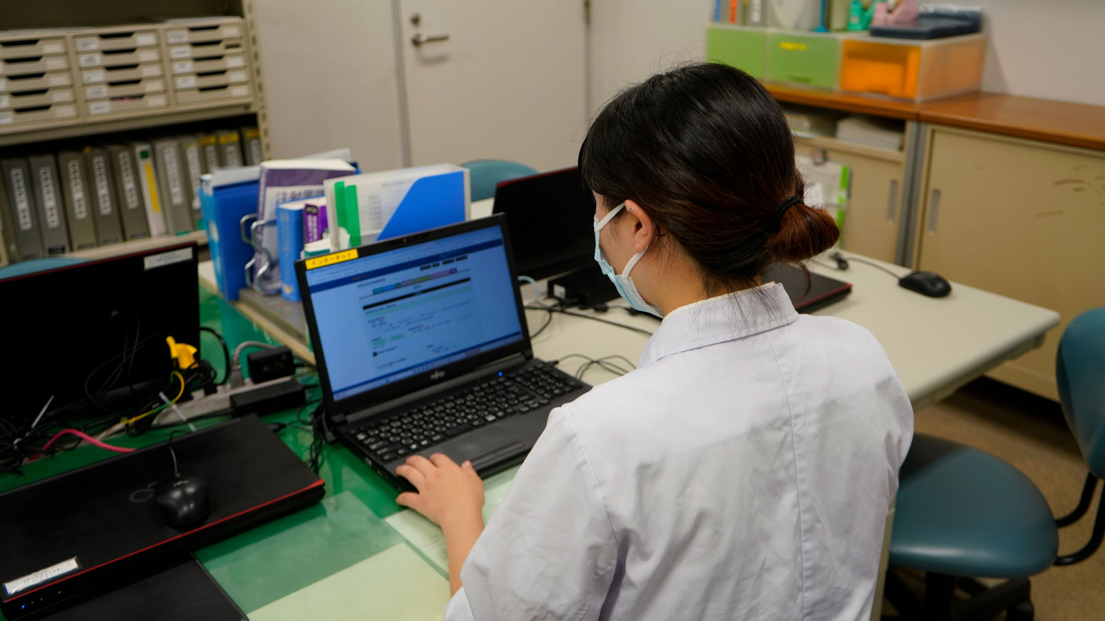 報告受付サイト」を利用するパソコン端末（外部インターネット接続端末）は、電子カルテ端末と明確に区別するためにラベルで明示